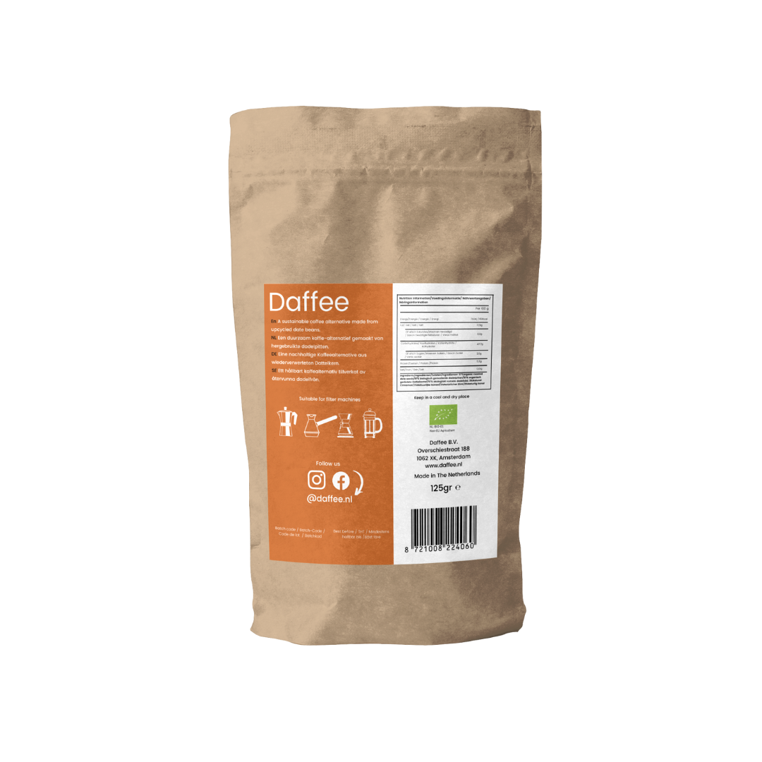 Achterkant van een Daffee cinnamon verpakking met productinformatie, instructies, barcode en social media iconen op een witte achtergrond