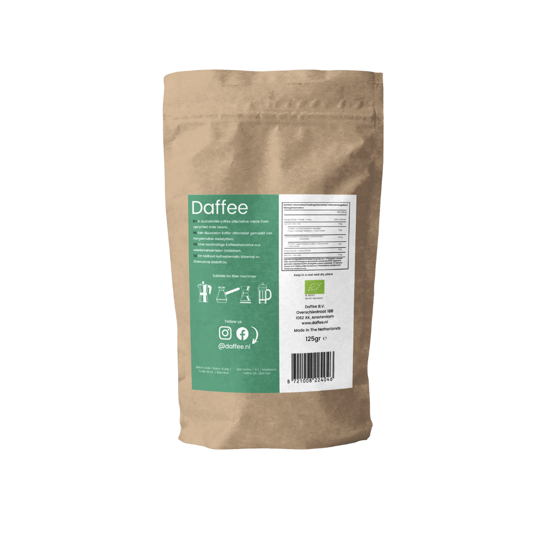 Achterkant van een Daffee Cardamom verpakking met productinformatie, instructies, barcode en social media iconen op een witte achtergrond