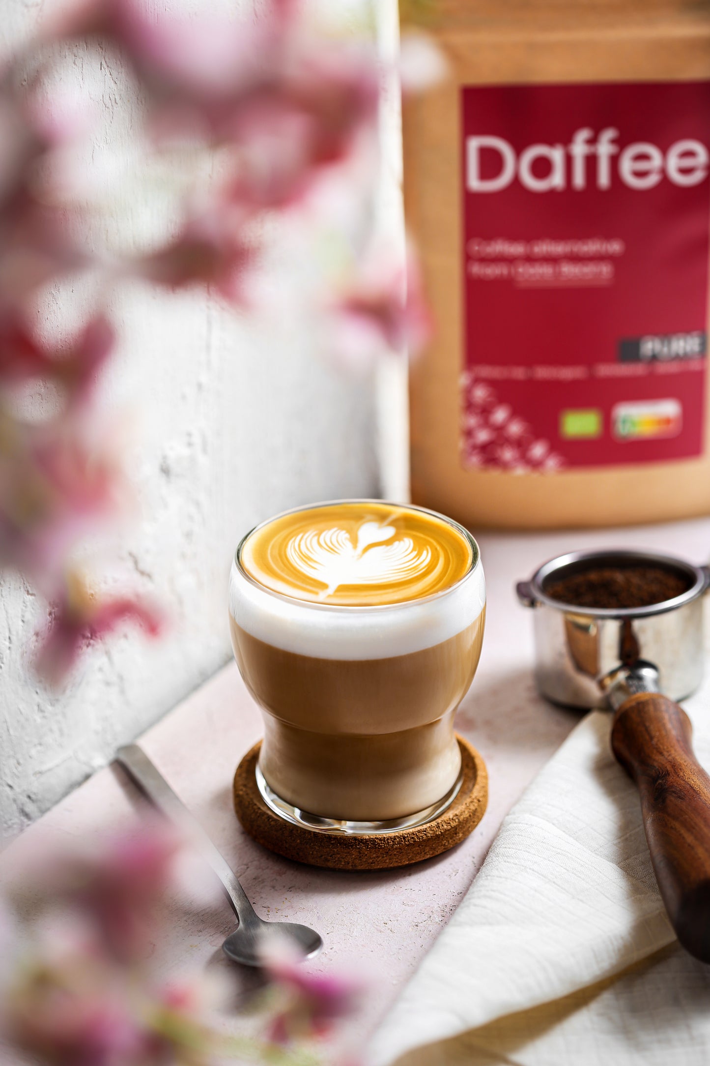 Schuimige dadelbonen, lepel en Daffee koffiealternatief Puur