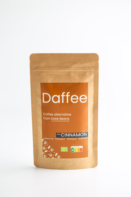 Daffee Kaneel koffiealternatief van dadelbonen in duurzame verpakking tegen een witte achtergrond.