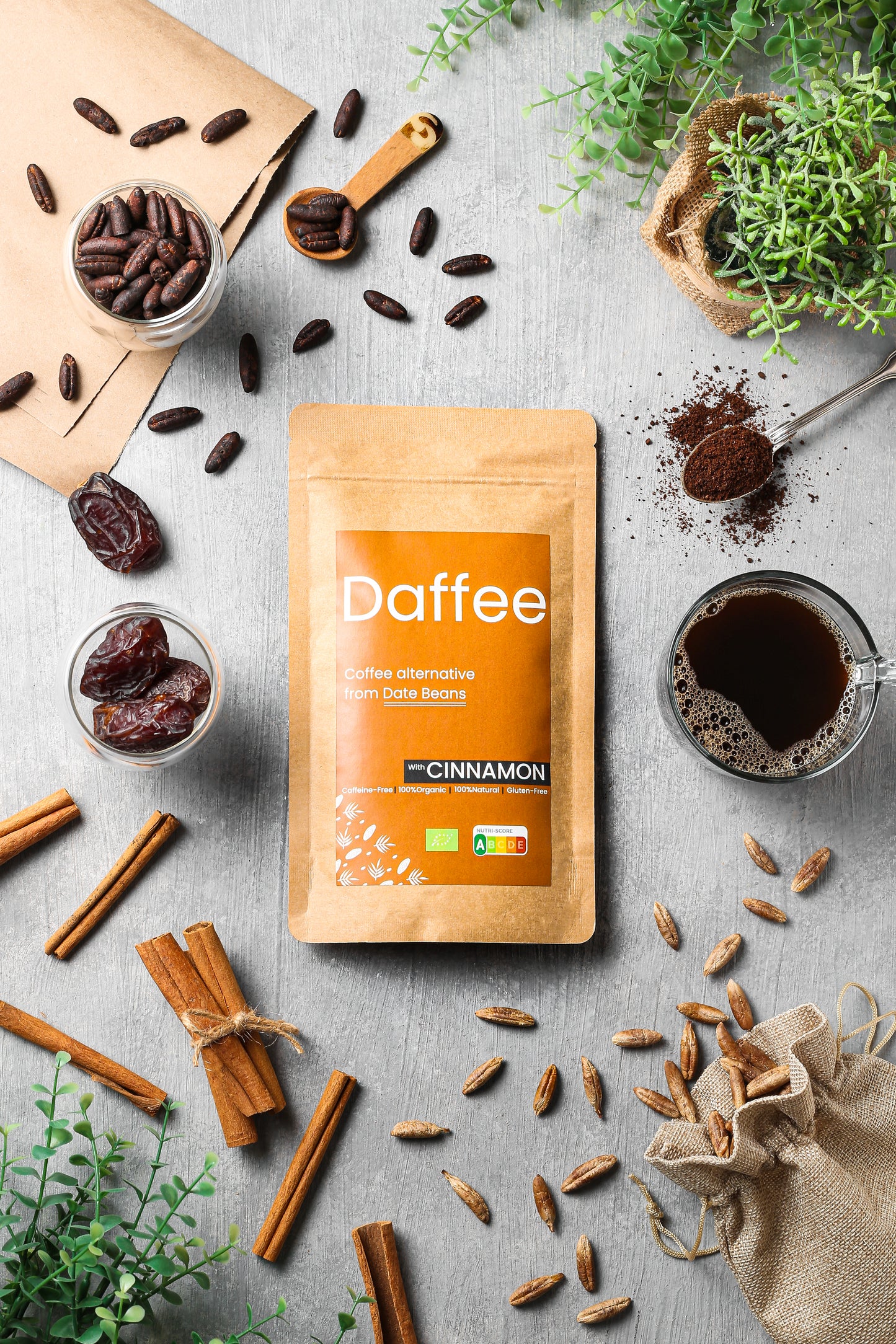 Stilleven met Daffee Kaneel, versgezette kop, geroosterde dadelbonen, specerijen en kruiden op een houten ondergrond